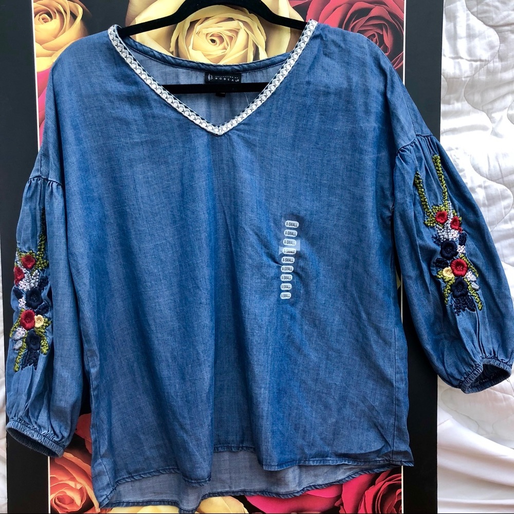 🌸2/$10🌸 Denim Embroidered Top